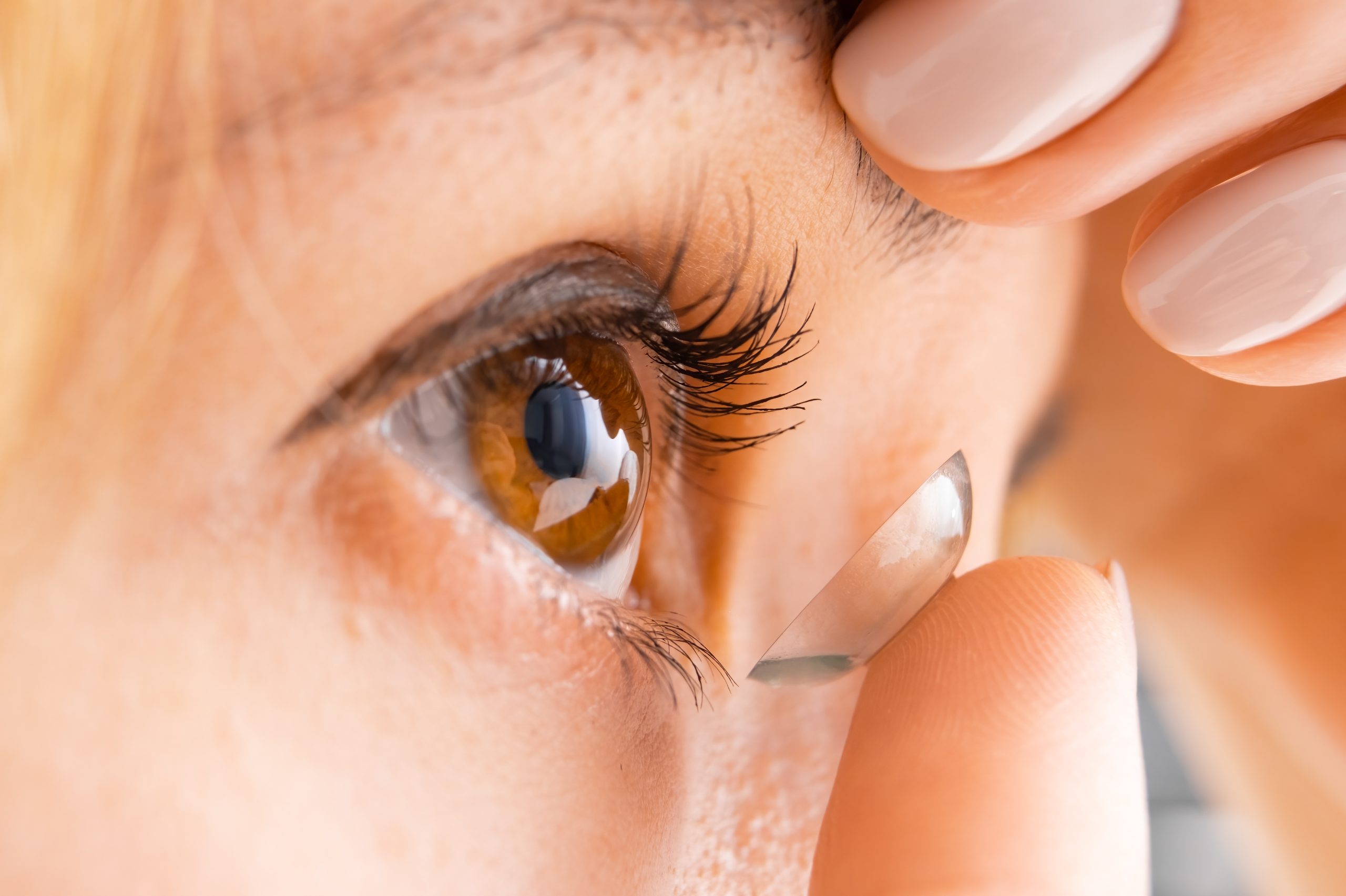 Close,Up,Young,Woman,Wearing,A,Contact,Eye,Lens,For